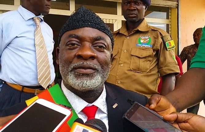 Tiko Council mayor, HRH chief Peter Ikome mesoso III with the press